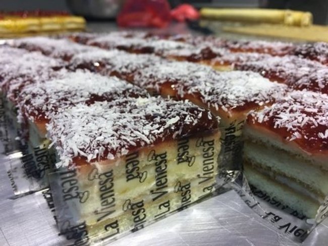 Pastel mini de bizcocho y fresa