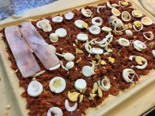 Empanada de chorizo, bacon y huevo