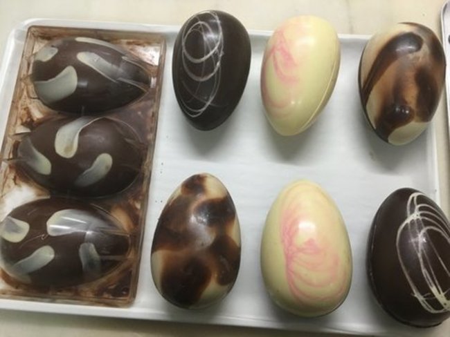 Elaboración huevos de chocolate