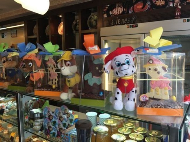 Figuras de chocolate con peluche