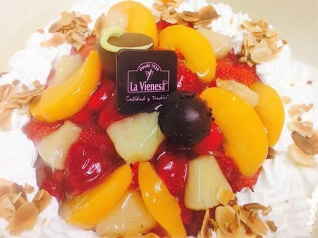 Tarta de frutas con nata