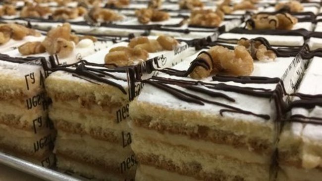 Pastel de bizcocho, crema y nata