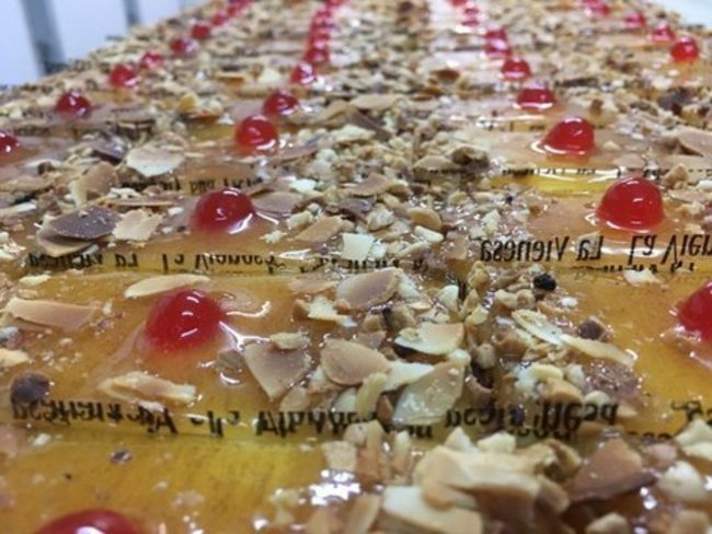 Pastel de bizcocho, crema y nata
