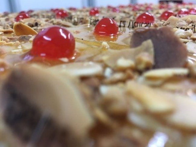 Pastel de bizcocho, crema y yema